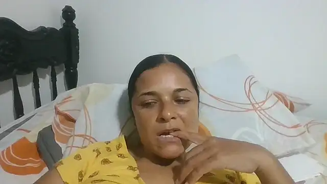 Snapshot of GiveLove1 chatting on 10/31/25, 04:30 GiveLove1 online show from 10/31/25, 04:30