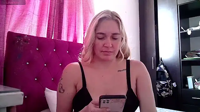 Izury Blondee online show from 10/22/25, 08:08