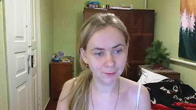 Snapshot of Riley_Roo chatting on 12/18/24, 08:36 Riley Roo online show from 12/18/24, 08:36