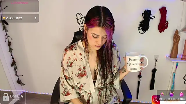 Snapshot of Violet-Queen chatting on 12/21/24, 10:39 Violet-Queen online show from 12/21/24, 10:39