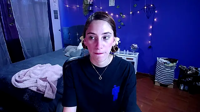 IsaBaileys  online show from 09/15/25, 09:48