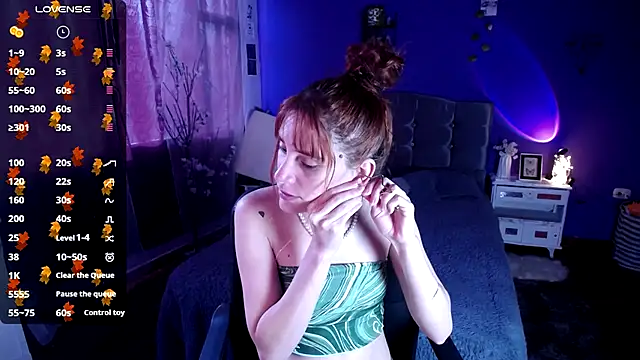 IsaBaileys  online show from 11/04/25, 08:19