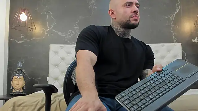 BruceDallas online show from 02/01/25, 02:37