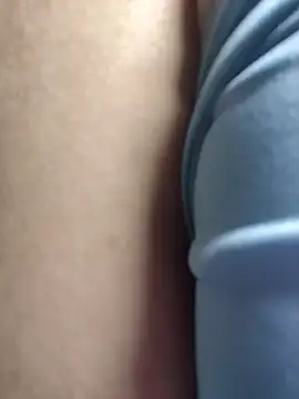 Snapshot of ale_blossom chatting on 10/31/25, 04:13 ale blossom online show from 10/31/25, 04:13