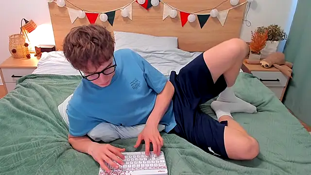 Snapshot of Fandi_777 chatting on 11/16/25, 10:10 Fandi 777 online show from 11/16/25, 10:10