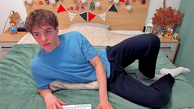 Snapshot of Fandi_777 chatting on 12/16/25, 08:30 Fandi 777 online show from 12/16/25, 08:30