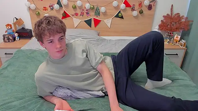 Snapshot of Fandi_777 chatting on 12/23/25, 11:08 Fandi 777 online show from 12/23/25, 11:08