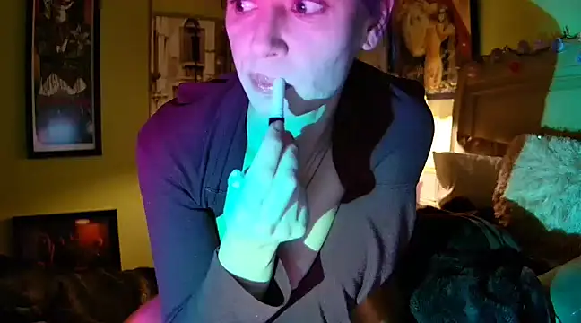 GardenGirl00 online show from 03/11/25, 04:21