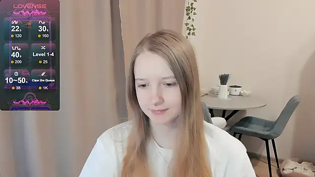 Snapshot of Alyaley chatting on 10/14/25, 11:44 Alyaley online show from 10/14/25, 11:44