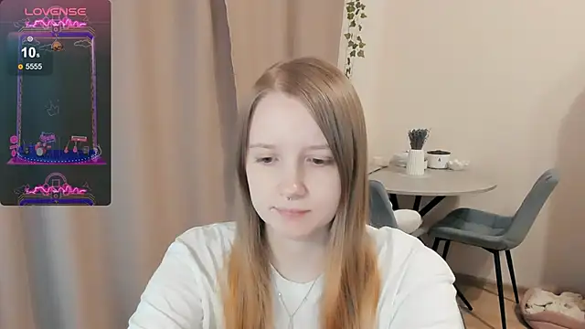 Snapshot of Alyaley chatting on 10/15/25, 12:38 Alyaley online show from 10/15/25, 12:38