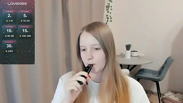 Snapshot of Alyaley chatting on 10/19/25, 12:33 Alyaley online show from 10/19/25, 12:33