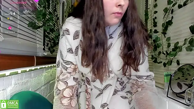 Snapshot of Candys_booty chatting on 12/17/24, 03:50 Candys booty online show from 12/17/24, 03:50