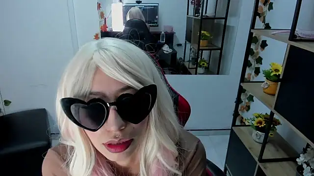 LilithCooperr  online show from 12/17/25, 10:05