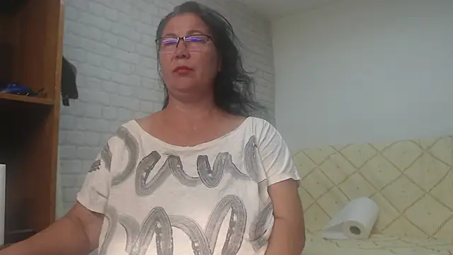 Snapshot of EmmaSquirt chatting on 09/15/25, 05:29 EmmaSquirt online show from 09/15/25, 05:29