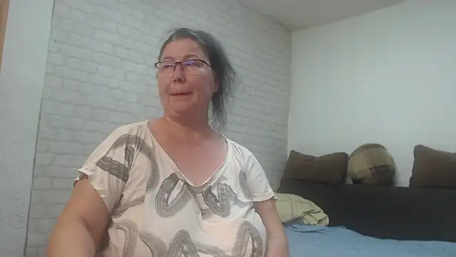 Snapshot of EmmaSquirt chatting on 02/16/26, 08:27 EmmaSquirt online show from 02/16/26, 08:27