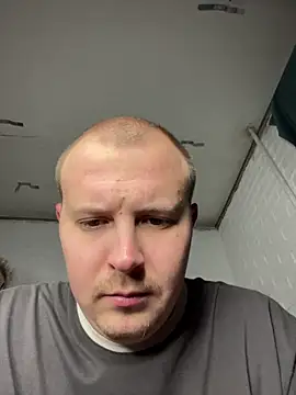 Snapshot of MrMrsRight chatting on 12/21/25, 10:44 MrMrsRight online show from 12/21/25, 10:44