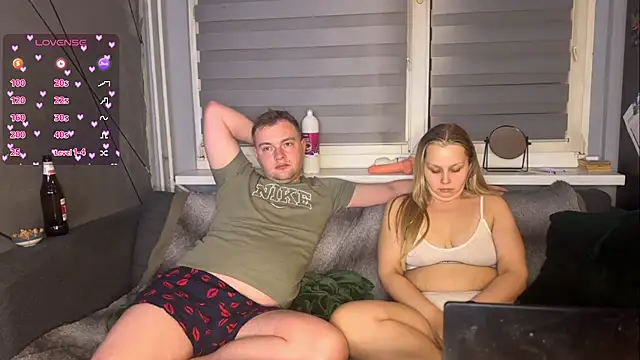 Snapshot of hot____________couple chatting on 03/20/26, 06:46 hot couple online show from 03/20/26, 06:46