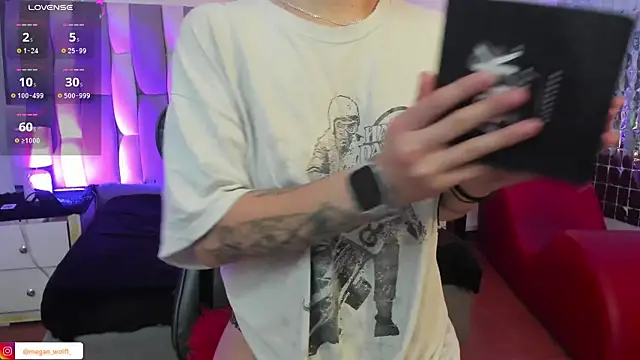 Snapshot of Megan_wolf1_ chatting on 02/26/25, 04:36 Megan wolf1  online show from 02/26/25, 04:36