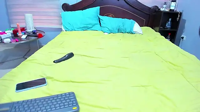 bella-black online show from 02/20/25, 12:04