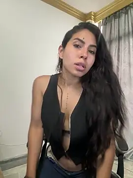 Snapshot of bella-black chatting on 04/08/26, 01:33 bella-black online show from 04/08/26, 01:33