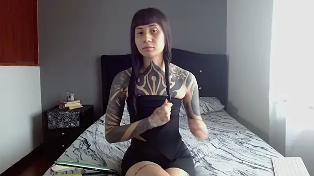 Emilia 1995 online show from 11/14/25, 03:11