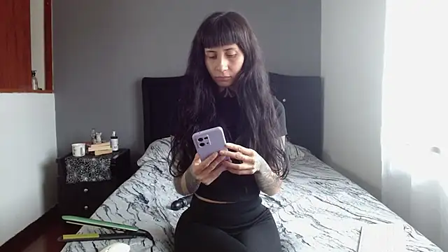 Emilia 1995 online show from 11/19/25, 04:51