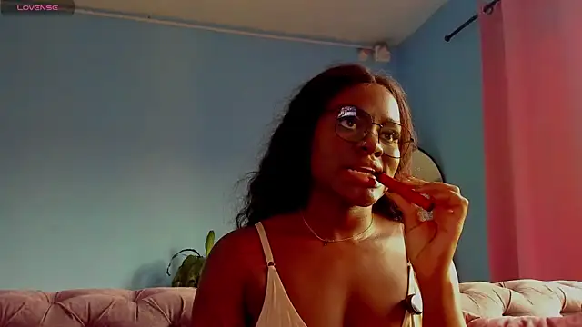 Snapshot of IsabellaBromsS chatting on 04/20/26, 10:44 IsabellaBromsS online show from 04/20/26, 10:44