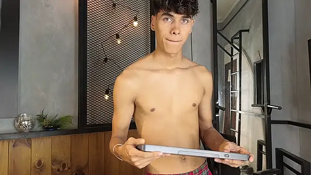 Snapshot of andrewortix chatting on 03/10/26, 04:28 andrewortix online show from 03/10/26, 04:28