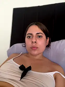 Snapshot of little_isabela1 chatting on 12/22/25, 03:20 little isabela1 online show from 12/22/25, 03:20