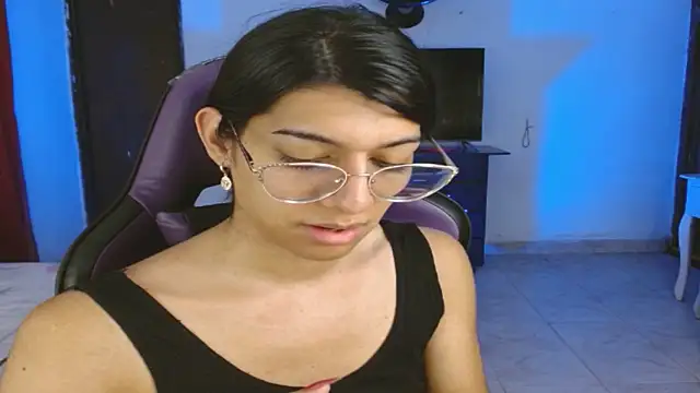 Snapshot of engielphoenis14 chatting on 12/17/25, 06:52 engielphoenis14 online show from 12/17/25, 06:52