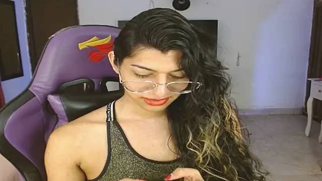 Snapshot of engielphoenis14 chatting on 01/11/26, 01:43 engielphoenis14 online show from 01/11/26, 01:43