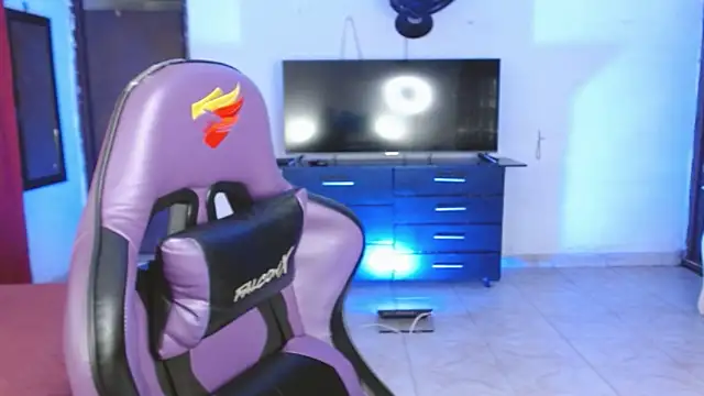 Snapshot of engielphoenis14 chatting on 03/05/26, 11:45 engielphoenis14 online show from 03/05/26, 11:45