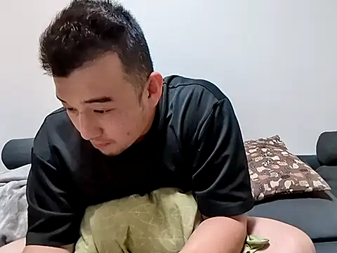 Snapshot of KOUHEY2023 chatting on 12/15/25, 12:20 KOUHEY2023 online show from 12/15/25, 12:20