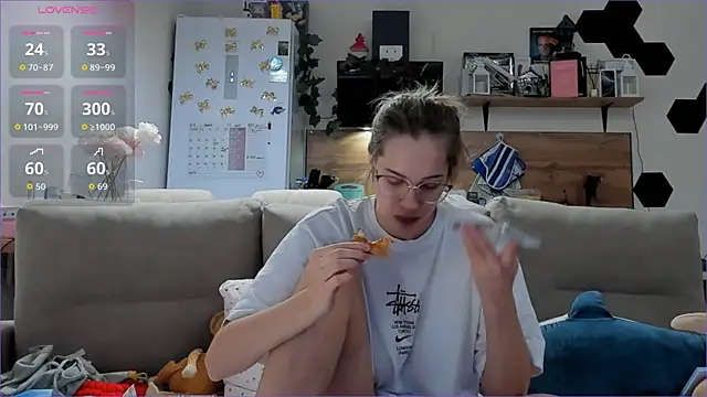 Girl alone home online show from 12/01/25, 05:01