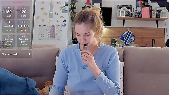 Girl alone home online show from 12/04/25, 04:44