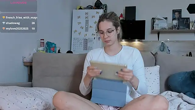 Girl alone home online show from 06/05/26, 06:52