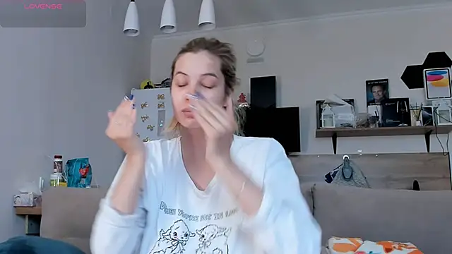Girl alone home online show from 06/11/26, 03:37