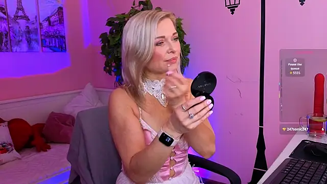 Snapshot of Gloria_Lovely chatting on 07/21/26, 11:01 Gloria Lovely online show from 07/21/26, 11:01