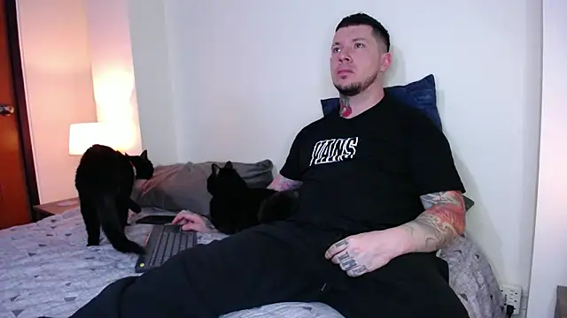 Snapshot of Adam_tatto chatting on 01/21/25, 02:43 Adam tatto online show from 01/21/25, 02:43