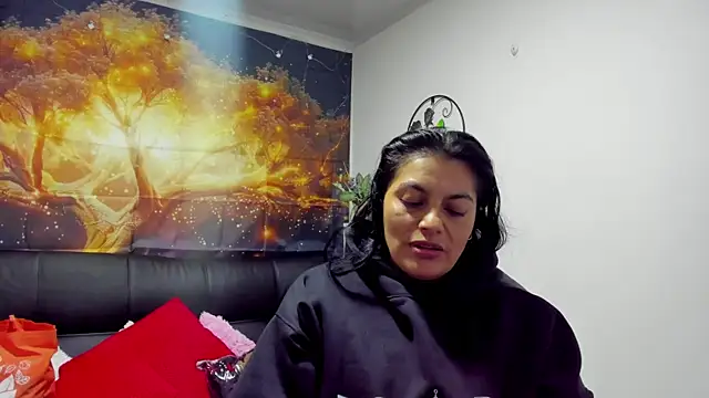 Snapshot of Lust_Mom41 chatting on 12/31/24, 11:31 Lust Mom41 online show from 12/31/24, 11:31