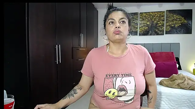 Snapshot of Lust_Mom41 chatting on 03/20/26, 06:24 Lust Mom41 online show from 03/20/26, 06:24