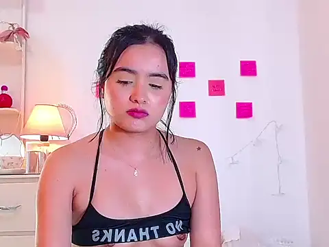 Snapshot of naissha- chatting on 02/19/25, 02:44 naissha- online show from 02/19/25, 02:44