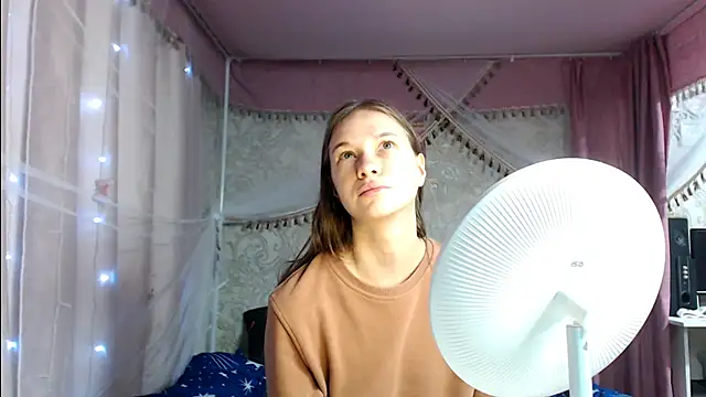 leila bambi  online show from 11/12/25, 02:45