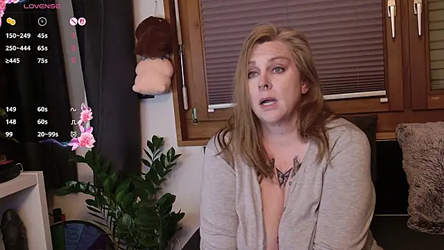 Snapshot of Big_Beautiful_MILF chatting on 11/08/25, 12:44 Big Beautiful MILF online show from 11/08/25, 12:44