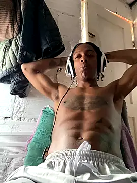 Snapshot of Larry-n-clouds chatting on 11/23/25, 03:23 Larry-n-clouds online show from 11/23/25, 03:23