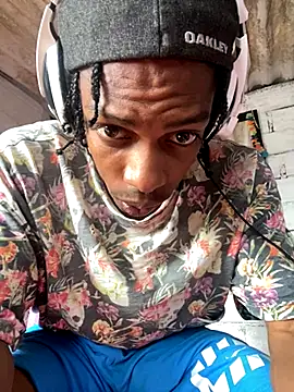 Snapshot of Larry-n-clouds chatting on 11/28/25, 05:04 Larry-n-clouds online show from 11/28/25, 05:04