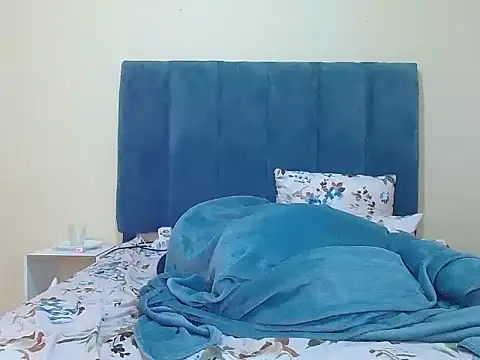 Snapshot of curvycloe1 chatting on 05/22/26, 06:20 curvycloe1 online show from 05/22/26, 06:20