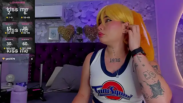 Snapshot of Danee_19_ chatting on 02/12/25, 02:43 Danee 19 online show from 02/12/25, 02:43