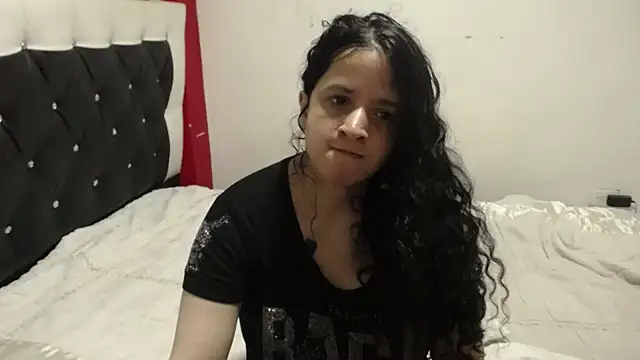 Snapshot of Katty_Bones chatting on 10/21/25, 04:13 Katty Bones online show from 10/21/25, 04:13