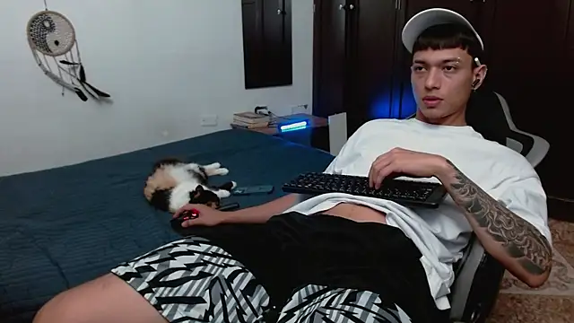 Snapshot of aaron_blug chatting on 12/20/25, 12:18 aaron blug online show from 12/20/25, 12:18